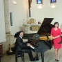 Zangeres Ann met één van haar pianisten, begeleid aan de vleugel tijdens een huwelijksceremonie te Rumbeke op 27 mei '11