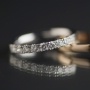 Wit gouden ring bezet met diamant en een rood gouden solitair met diamant.